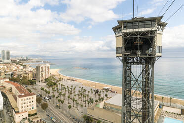 Spanien, Barcelona, Seilbahnturm am Hafen von Barcelona und Küste - ISF24936