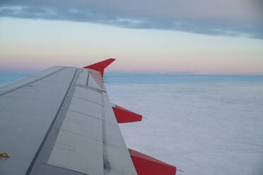 Flugzeugflügel über den Wolken bei Sonnenuntergang - ISF24939