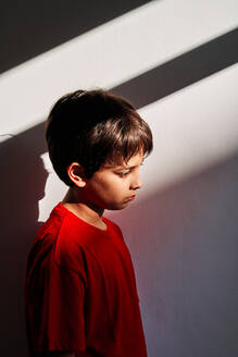 Seitenansicht eines traurigen, hilflosen, einsamen Teenagers mit blauen Flecken im Gesicht, der unter häuslicher Gewalt leidet - ADSF28606