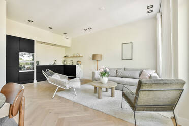 Elegantes und geräumiges Wohnzimmer mit schönen Möbeln - ADSF28717