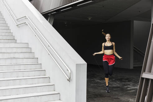 Female athlete skipping at basement - EAF00080