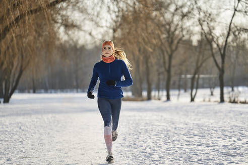 Frau joggt im Winter - BSZF01920
