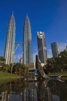 Malaysia, Kuala Lumpur, Teich und Wal-Skulptur im KLCC-Park mit Petronas-Türmen im Hintergrund - EAF00104