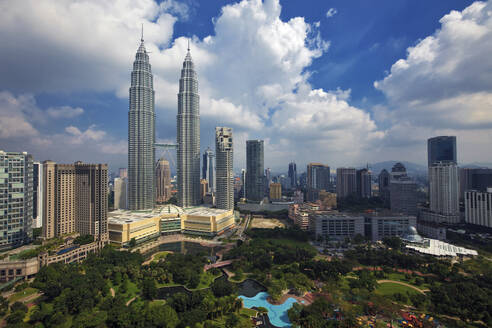 Malaysia, Kuala Lumpur, Wolken über KLCC Park und Petronas Towers - EAF00105