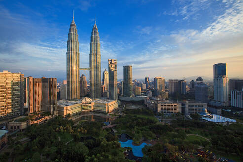 Malaysia, Kuala Lumpur, KLCC Park und Petronas Towers in der Abenddämmerung - EAF00106