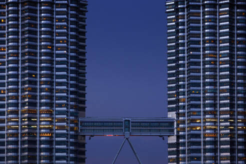 Malaysia, Kuala Lumpur, Skyway zwischen den beiden Petronas-Türmen in der Abenddämmerung - EAF00110