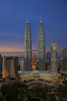 Malaysia, Kuala Lumpur, KLCC Park und Petronas Towers in der Abenddämmerung - EAF00112