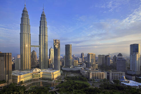 Malaysia, Kuala Lumpur, KLCC Park und Petronas Towers in der Abenddämmerung - EAF00113