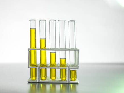 Öl in Reagenzgläsern auf dem Tisch - ABRF00922