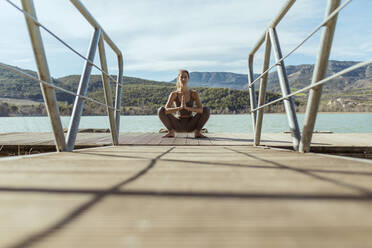 Junge Sportlerin in Malasana an einem sonnigen Tag - OCAF00699