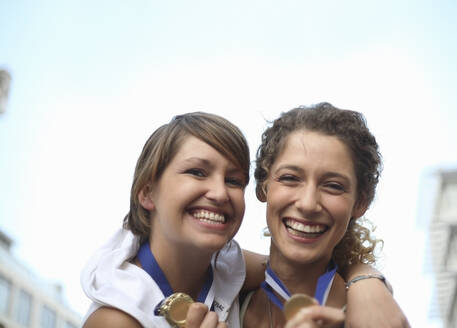 Glückliche Sportlerinnen mit Medaillen - AJOF01621