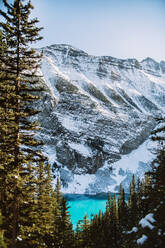 Von oben sauberer Lake Louise mit leuchtend blauem Wasser in der Nähe verschneiter Berge an einem Wintertag in Alberta, Kanada - ADSF29115