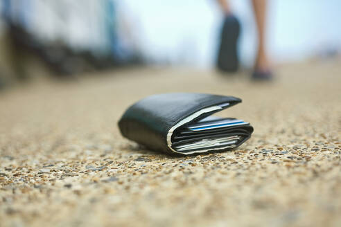 Verlorene Brieftasche auf dem Boden liegend - AJOF01639