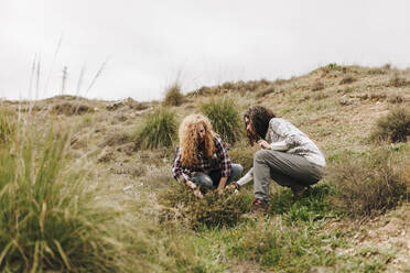 Female friends planting together in nature - MRRF01383