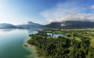 Drohnenansicht des Golfplatzes am Ufer des Mondsees im Sommer - WWF05781