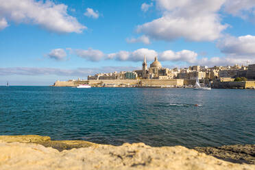 Malta, Südöstliche Region, Valletta, Marsamxett Harbour und Saint Elmo Bay an einem sonnigen Tag - TAMF03200