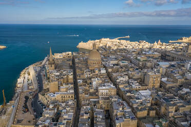 Malta, Südöstliche Region, Valletta, Luftaufnahme der historischen Küstenstadt - TAMF03202