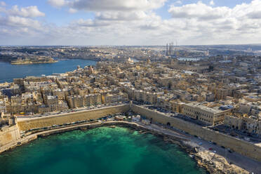 Malta, Südöstliche Region, Valletta, Luftaufnahme der historischen Küstenstadt - TAMF03204