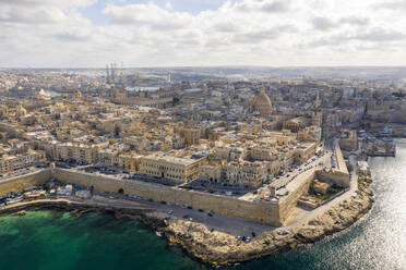 Malta, Südöstliche Region, Valletta, Luftaufnahme der historischen Küstenstadt - TAMF03205