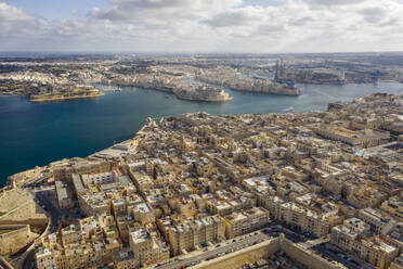 Malta, Südöstliche Region, Valletta, Luftaufnahme der historischen Küstenstadt - TAMF03209