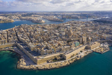 Malta, Südöstliche Region, Valletta, Luftaufnahme der historischen Küstenstadt - TAMF03211