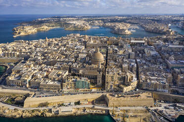 Malta, Südöstliche Region, Valletta, Luftaufnahme der historischen Küstenstadt - TAMF03216