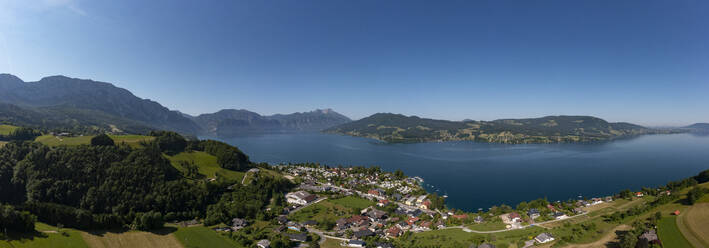 Österreich, Oberösterreich, Steinbach am Attersee, Drohnenpanorama der Kleinstadt am Atterseeufer - WWF05791