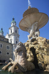 Austria, Salzburg, Sculptures of Residenzbrunnen fountain with Salzburg Cathedral in background - WWF05794