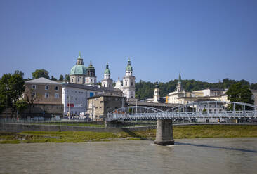 Österreich, Salzburg, Mozartstegbrücke mit Salzburger Dom im Hintergrund - WWF05797