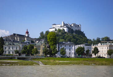 Österreich, Salzburg, Ufer der Salzach mit der Festung Hohensalzburg im Hintergrund - WWF05799