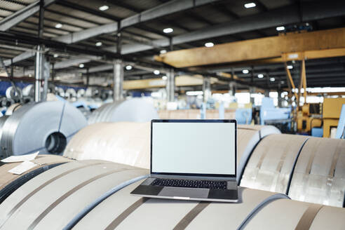 Laptop auf gefertigten Blechen in der Industrie - GUSF06166