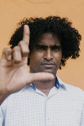 Afro-Mann gestikuliert mit der Hand - DSIF00566