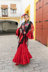 Flamenco-Künstlerin auf der Plaza de toros de la Real Maestranza de Caballeria de Sevilla, Spanien - JRVF01700