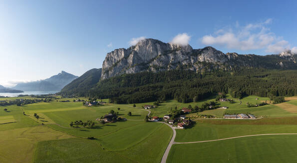 Österreich, Oberösterreich, Sankt Lorenz, Panorama des Berges Drachenwand im Sonnenlicht - WWF05801