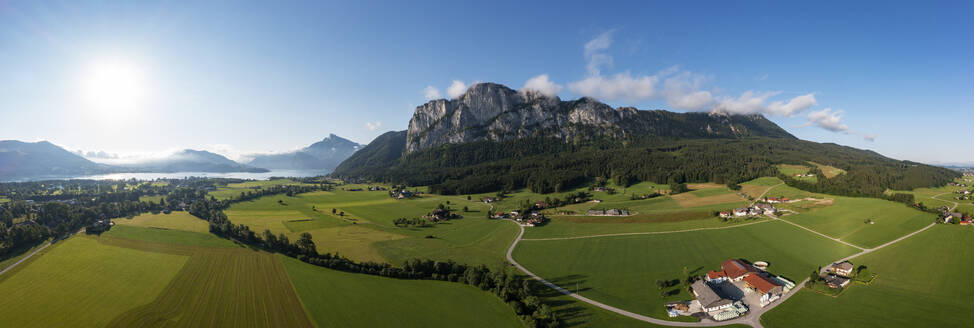 Österreich, Oberösterreich, Sankt Lorenz, Panorama des Berges Drachenwand im Sonnenlicht - WWF05802