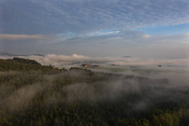 Drohnenansicht einer in dichten Morgennebel gehüllten ländlichen Landschaft - WWF05811