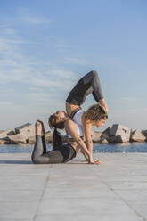 Junge Freundinnen beim Acroyoga - AFVF09121