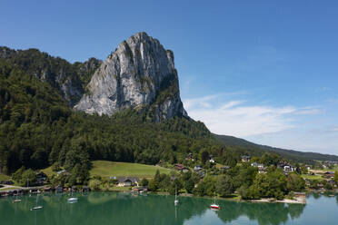 Österreich, Oberösterreich, Plomberg, Drohnenansicht des Dorfes am Seeufer am Fuße der Drachenwand - WWF05825