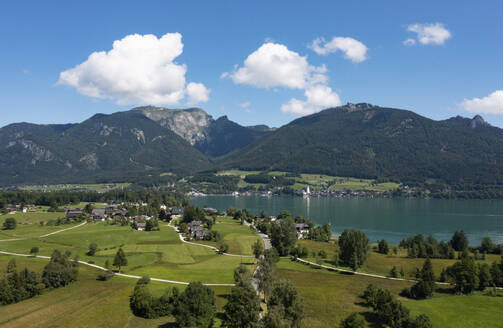 Schafberg mountain with St. Wolfgang and Lake Wolfgangsee on sunny day, Abersee, Salzkammergut, Salzburg, Austria - WWF05827