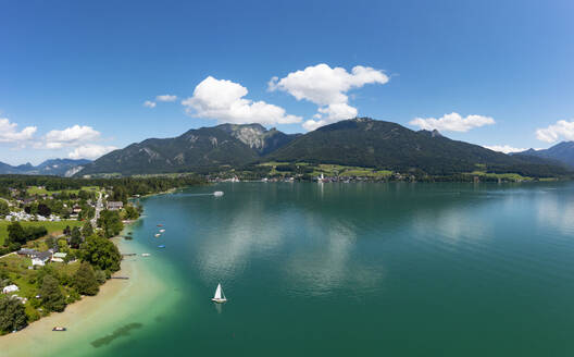 Lake Wolfgangsee and Schafberg mountain on sunny day, Salzkammergut, Salzburg, Austria - WWF05828