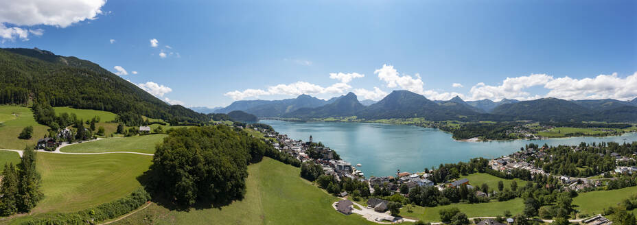 Panoramic view by Lake Wolfgangsee near mountain range on sunny day, Abersee, Salzkammergut, Salzburg, Austria - WWF05830