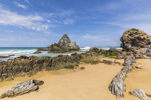 Volcanic rocks on shore of Haywards Beach in summer - FOF12151