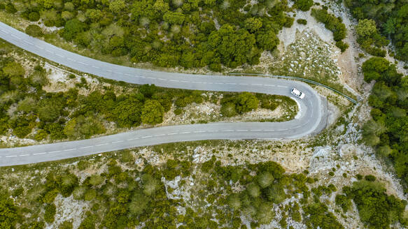 Luftaufnahme der sich durch das Ports de Tortosa-Beseit-Massiv schlängelnden Autobahn - OCAF00722