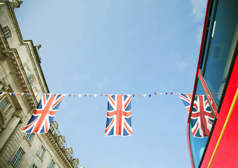 Britische Flaggen hängen gegen den klaren Himmel - AJOF01642