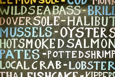Handgemaltes Schild mit Meeresfrüchte-Artikeln - AJOF01645