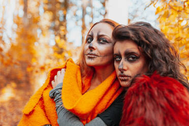 Frauen mit gruseligem Make-up im Wald zu Halloween - MRRF01472