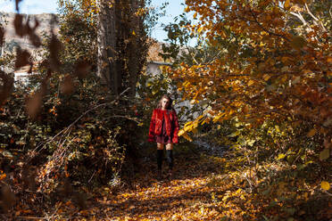 Frau mit Halloween-Make-up und Kostüm im Wald stehend - MRRF01476