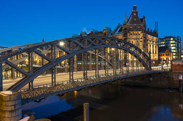 Germany, Hamburg, Brooksbrucke bridge in historic Speicherstadt district at dusk - RJF00875