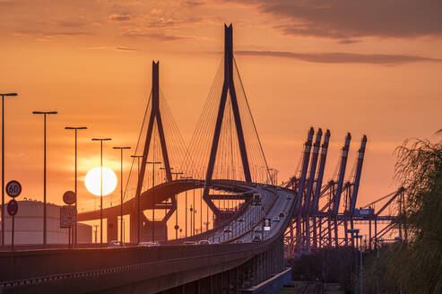 Deutschland, Hamburg, Kohlbrandbrücke bei stimmungsvollem Sonnenuntergang - RJF00883