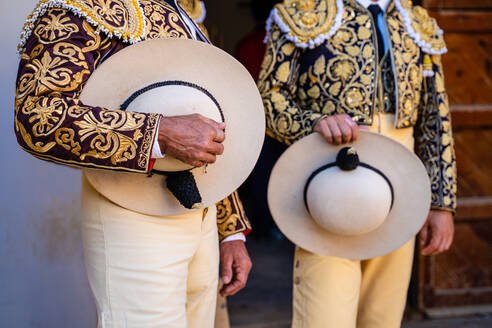 Stierkämpfer in traditioneller, mit Stickereien verzierter Tracht, die Hüte tragen und sich auf das Corrida-Fest vorbereiten - ADSF29817